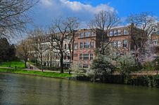 900127 Gezicht op de achterzijde van het Physisch Laboratorium (Bijlhouwerstraat 8) te Utrecht.